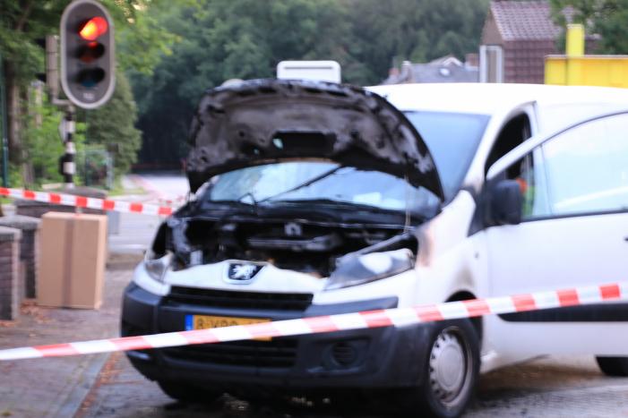 Bestelbus vliegt tijdens rijden in brand