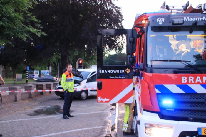 Bestelbus vliegt tijdens rijden in brand