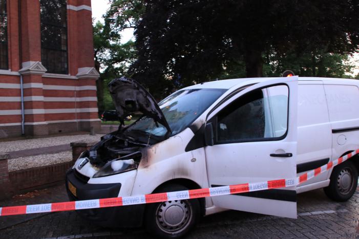 Bestelbus vliegt tijdens rijden in brand