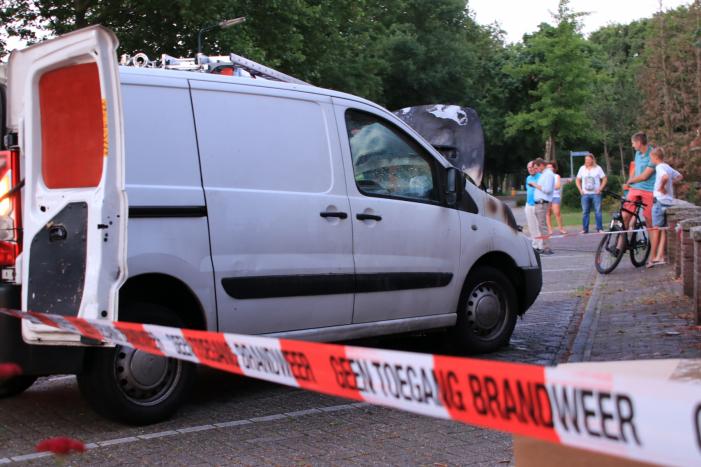 Bestelbus vliegt tijdens rijden in brand