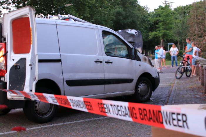 Bestelbus vliegt tijdens rijden in brand