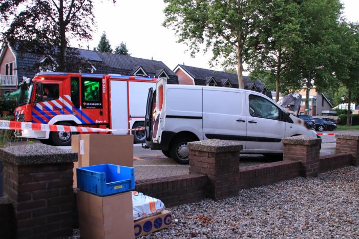 Bestelbus vliegt tijdens rijden in brand