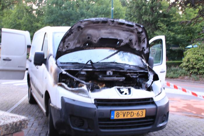 Bestelbus vliegt tijdens rijden in brand