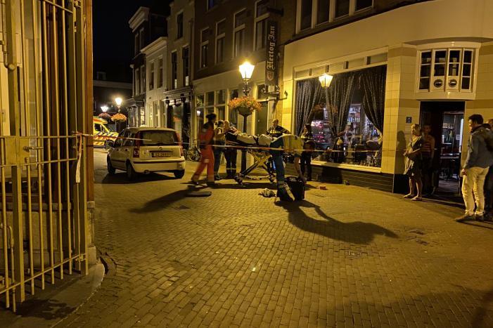 Persoon zwaargewond na val op straat
