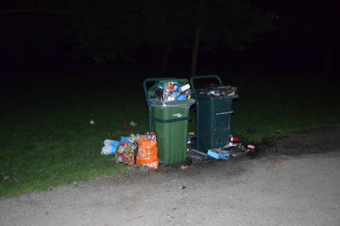 Brandweer blust brandende prullenbak