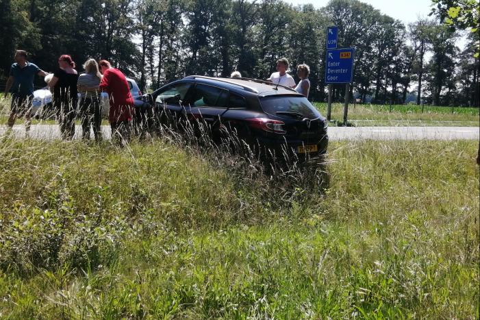Twee auto's botsen op de N350