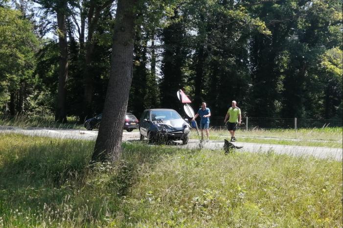 Twee auto's botsen op de N350