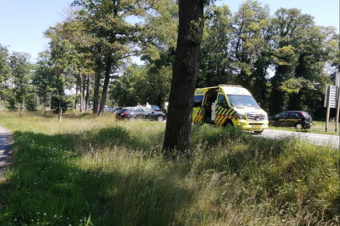 Twee auto's botsen op de N350