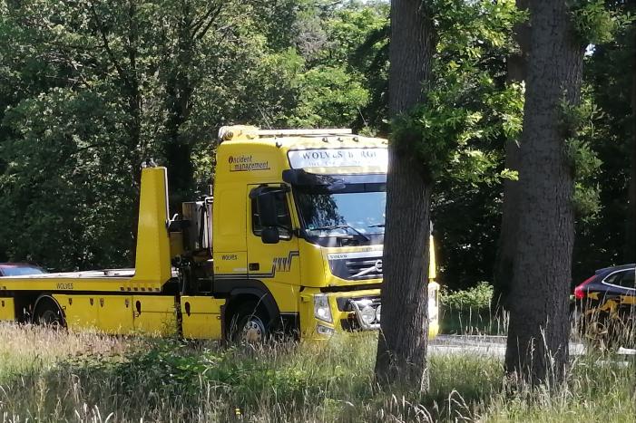 Twee auto's botsen op de N350