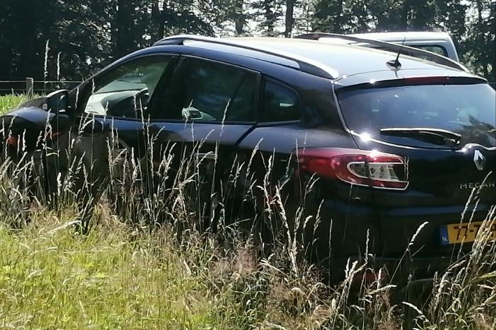 Twee auto's botsen op de N350