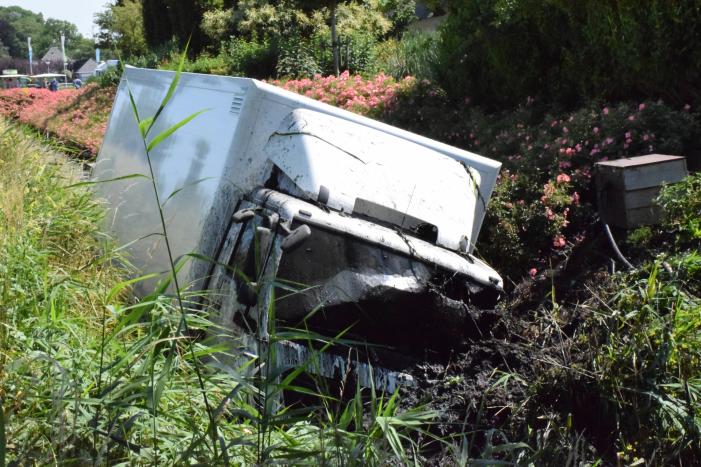 Vrachtwagen raakt van de weg en belandt in sloot