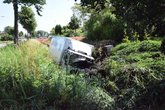 Vrachtwagen raakt van de weg en belandt in sloot