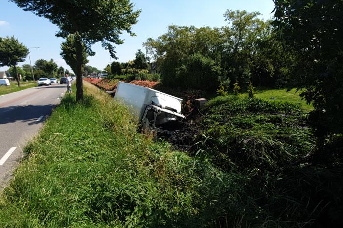 Vrachtwagen raakt van de weg en belandt in sloot