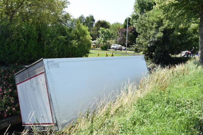 Vrachtwagen raakt van de weg en belandt in sloot