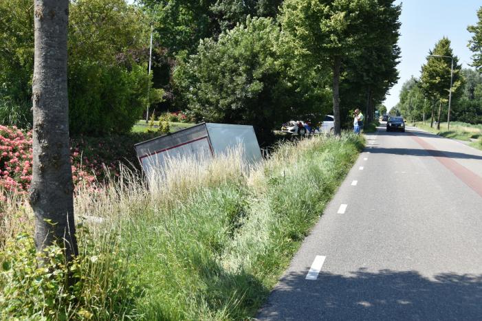 Vrachtwagen raakt van de weg en belandt in sloot