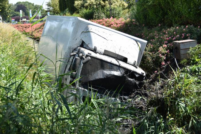 Vrachtwagen raakt van de weg en belandt in sloot