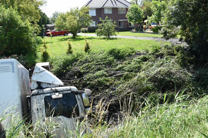 Vrachtwagen raakt van de weg en belandt in sloot