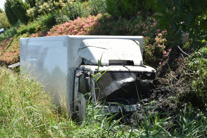 Vrachtwagen raakt van de weg en belandt in sloot