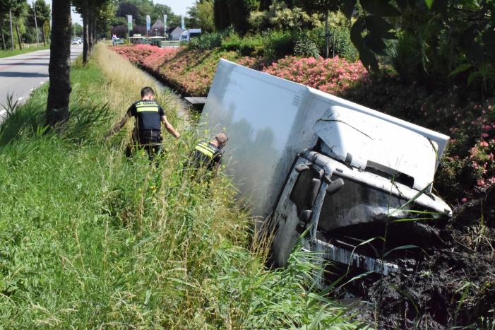 Vrachtwagen raakt van de weg en belandt in sloot