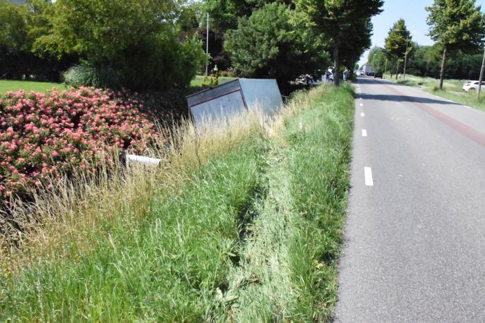 Vrachtwagen raakt van de weg en belandt in sloot
