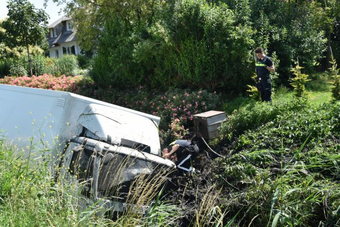 Vrachtwagen raakt van de weg en belandt in sloot