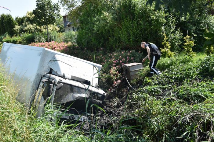 Vrachtwagen raakt van de weg en belandt in sloot