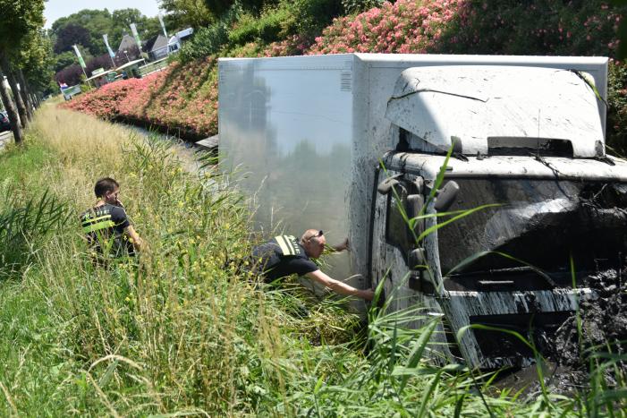 Vrachtwagen raakt van de weg en belandt in sloot