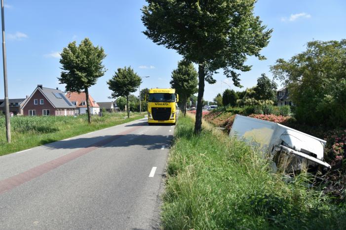 Vrachtwagen raakt van de weg en belandt in sloot