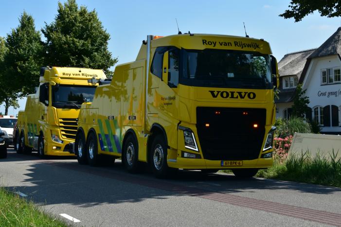 Vrachtwagen raakt van de weg en belandt in sloot