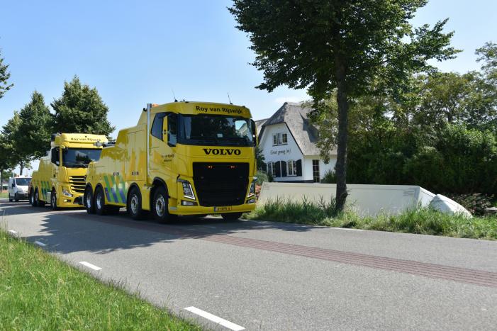 Vrachtwagen raakt van de weg en belandt in sloot