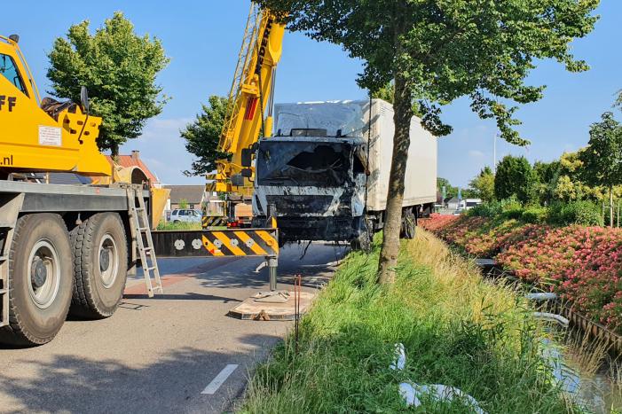 Vrachtwagen raakt van de weg en belandt in sloot