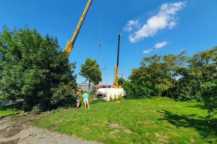 Vrachtwagen raakt van de weg en belandt in sloot