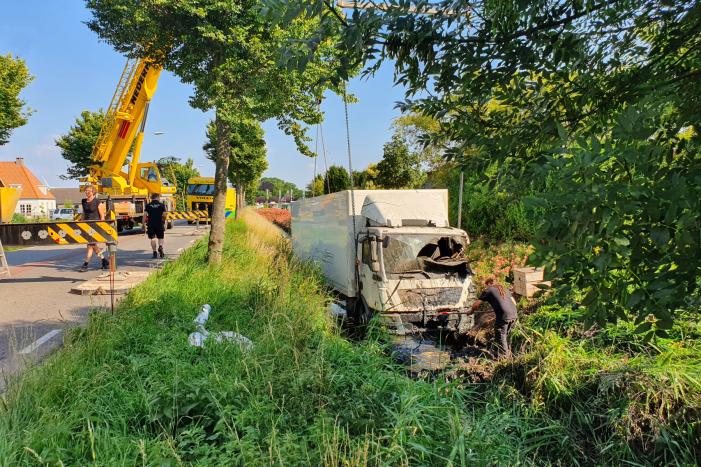 Vrachtwagen raakt van de weg en belandt in sloot