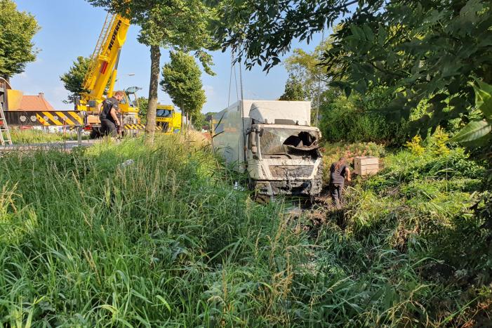 Vrachtwagen raakt van de weg en belandt in sloot
