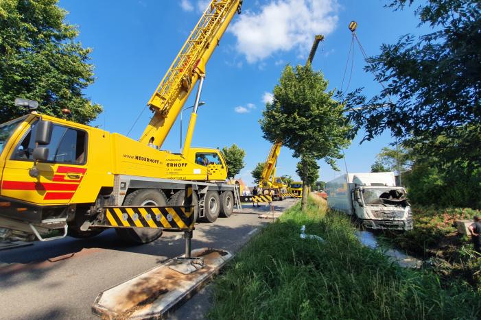 Vrachtwagen raakt van de weg en belandt in sloot