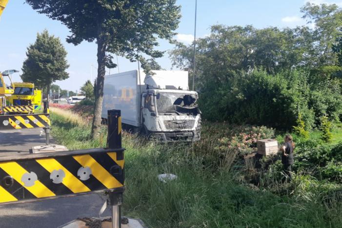 Vrachtwagen raakt van de weg en belandt in sloot