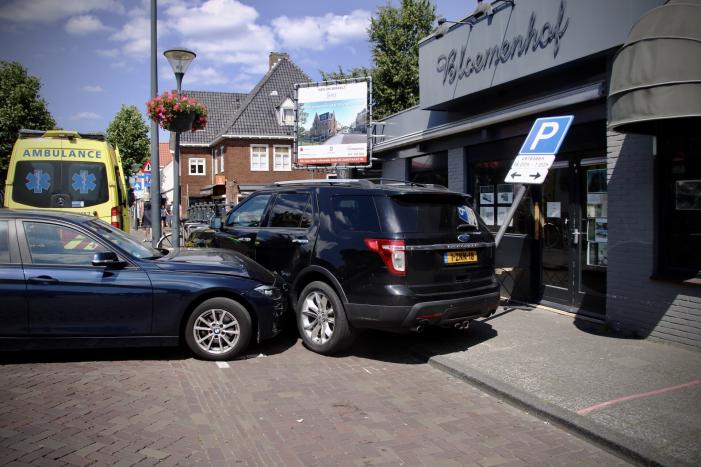 Automobiliste knalt op geparkeerde auto na aanrijding