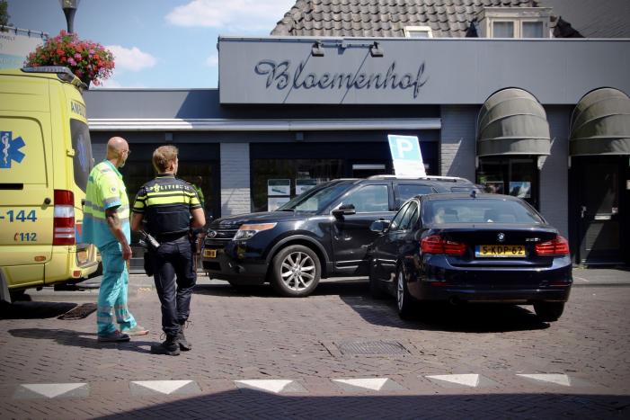 Automobiliste knalt op geparkeerde auto na aanrijding