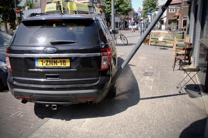 Automobiliste knalt op geparkeerde auto na aanrijding