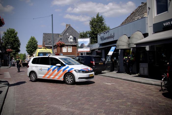 Automobiliste knalt op geparkeerde auto na aanrijding