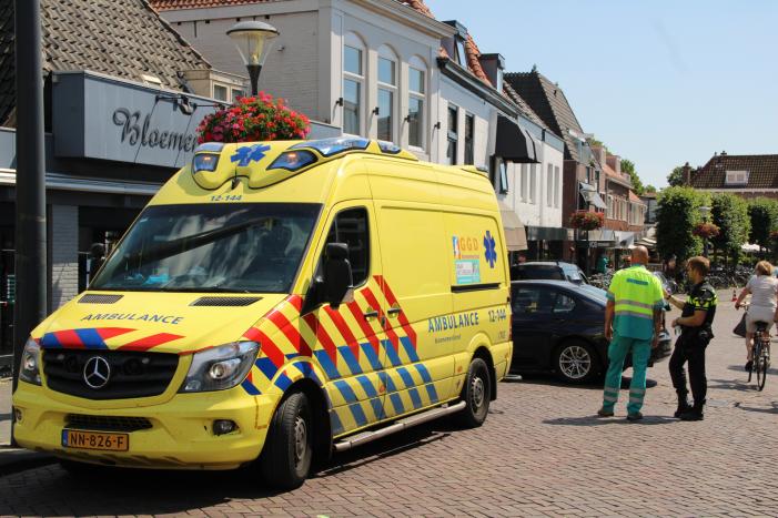 Automobiliste knalt op geparkeerde auto na aanrijding