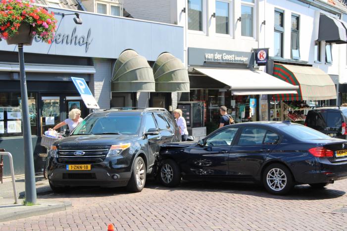 Automobiliste knalt op geparkeerde auto na aanrijding