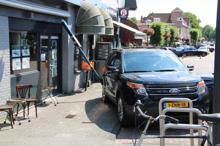 Automobiliste knalt op geparkeerde auto na aanrijding
