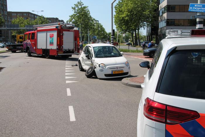 Veel schade bij flinke aanrijding op kruising