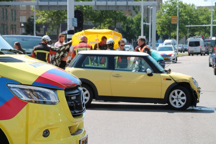 Veel schade bij flinke aanrijding op kruising