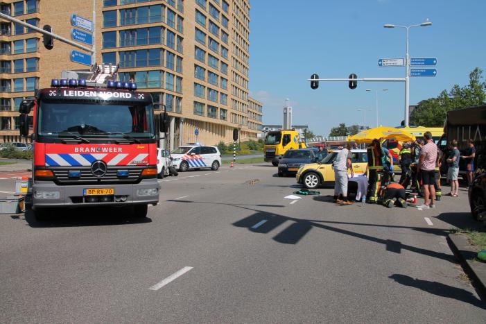 Veel schade bij flinke aanrijding op kruising