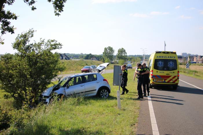 Personenauto flink beschadigd na eenzijdige aanrijding
