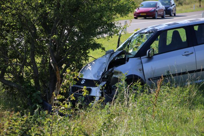 Personenauto flink beschadigd na eenzijdige aanrijding