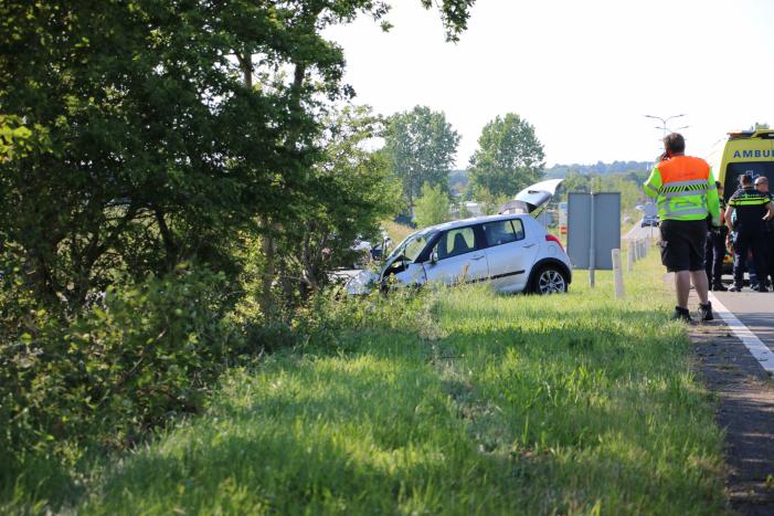Personenauto flink beschadigd na eenzijdige aanrijding