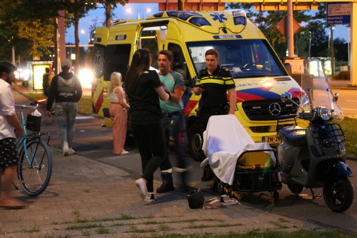 Vrouw gewond na val met scooter